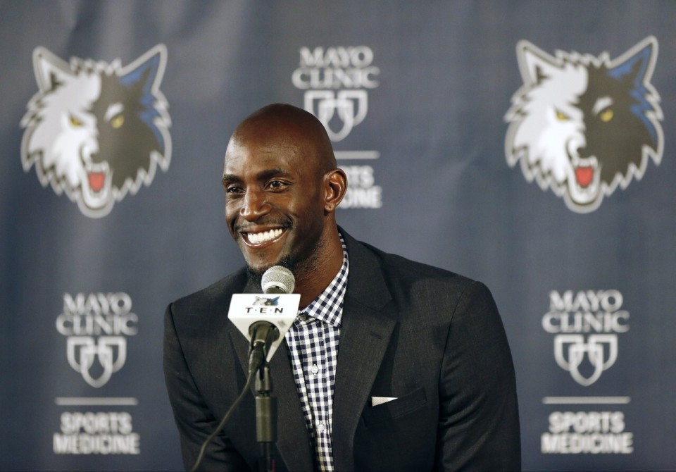 公牛开局5胜0负后4胜9负，排名从东部第一跌至第十（公牛5连胜开局后仅4胜9负，东部排名由第一滑落至第十）