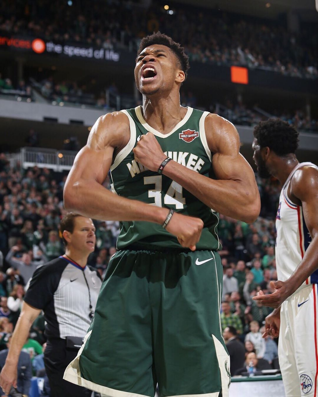 每体：法兰克福球迷有1000人无门票想混进场，被安保当时驱离（每体：约千名法兰克福无票球迷欲闯入球场，遭安保现场驱散）