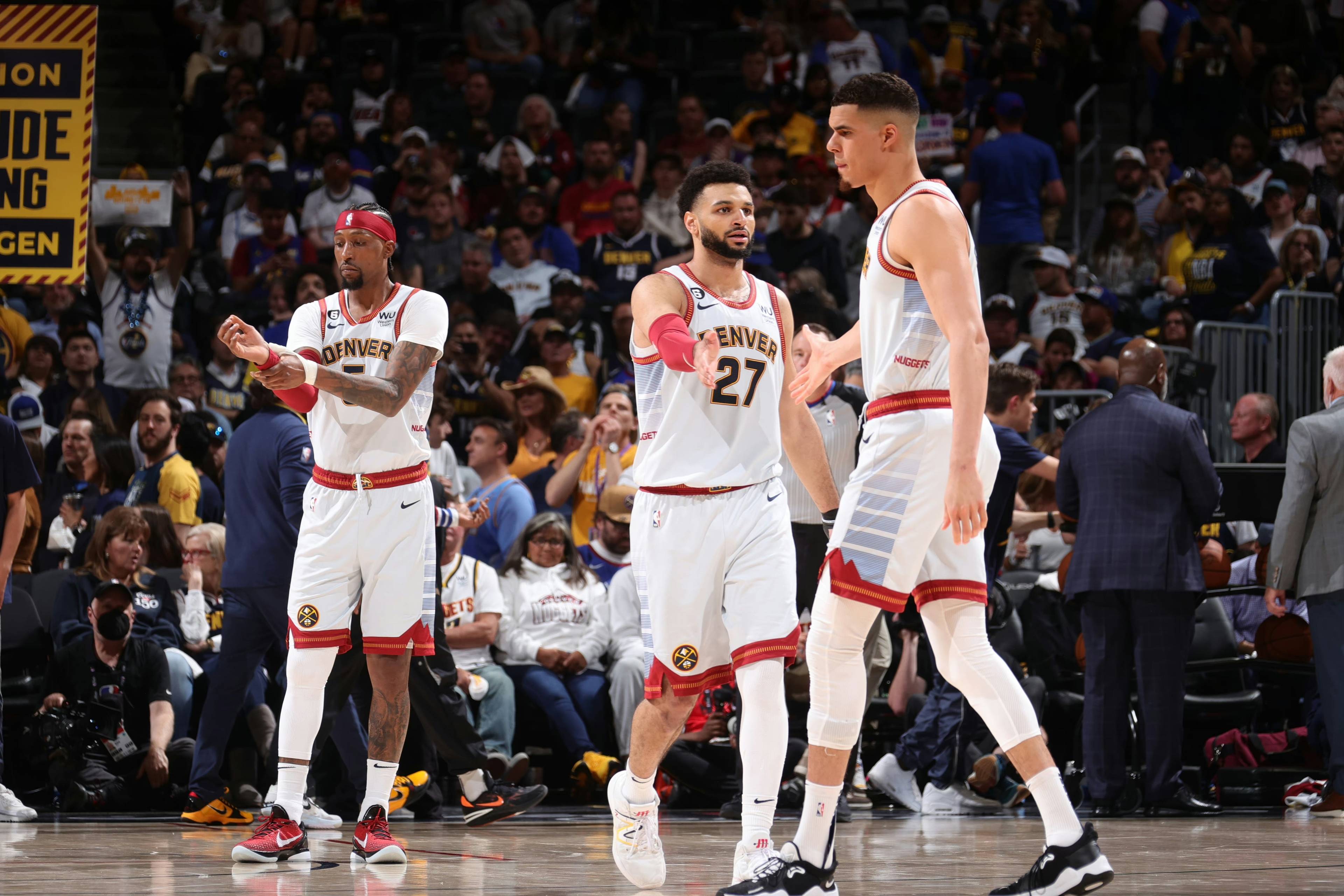 欧文助攻率创新高，全队配合默契（欧文助攻率飙升至新高，球队默契十足）