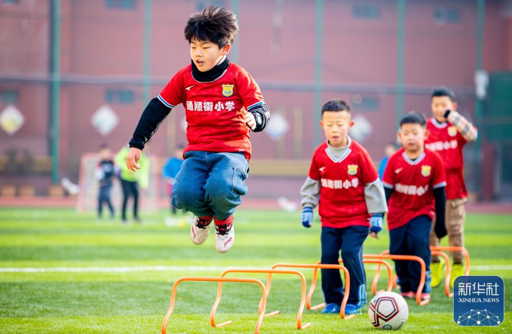 科斯切尔尼卫报专访：谈阿森纳、当洛里昂总监&足球思路（科斯切尔尼接受卫报专访：聊阿森纳、出任洛里昂总监与足球理念）