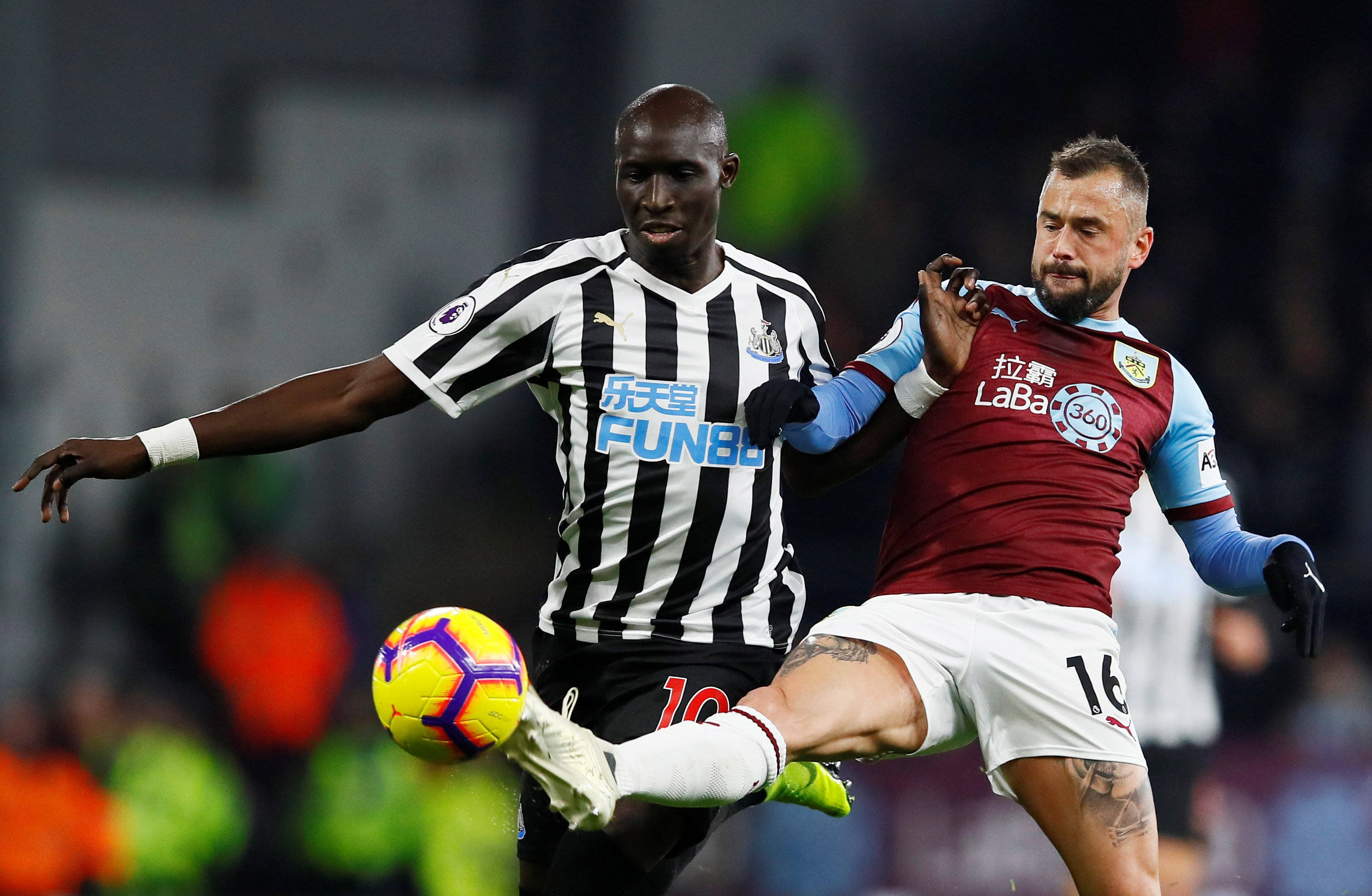 TA：因现代足球重视边路与攻防转换，菱形中场阵型已几乎绝迹（TA：现代足球偏重边路与攻防转换，菱形中场几乎消失）