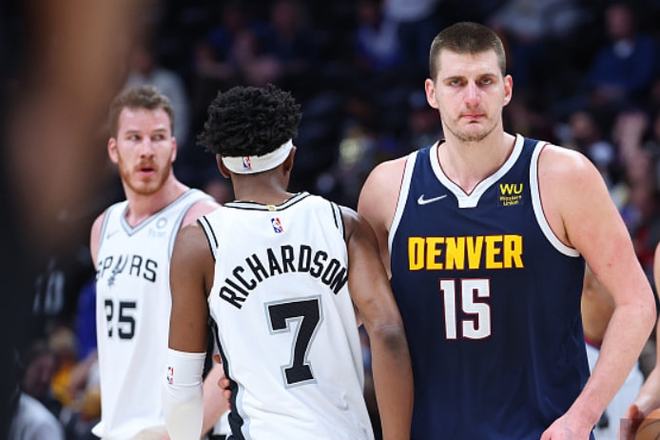 布莱顿发布三笘薰手持二战时日本侵略者照片的图片，如今已删除道歉但限制评论（布莱顿曾发三笘薰手持二战日军照片：已删文致歉并限制评论）